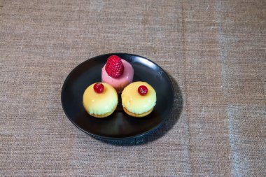 bir tabakta farklı kekler