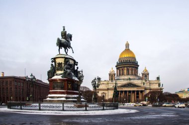 Kışın St. Isaacs Katedrali manzarası
