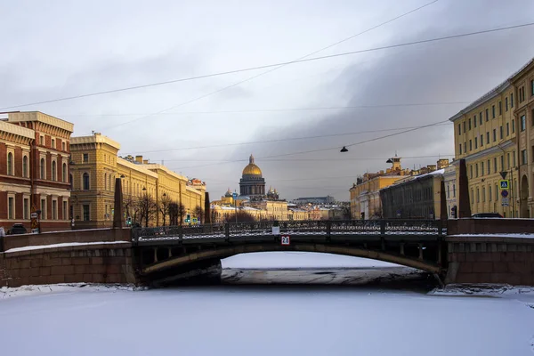 View of St. Isaacs Cathedral in winter — Stock Photo, Image