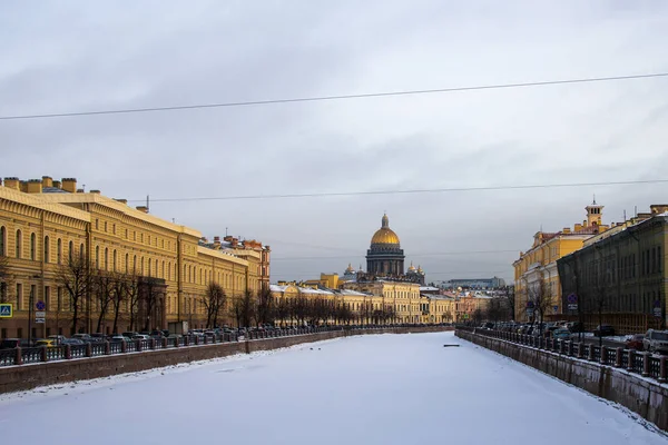 Kilátás a Szent Isaacs katedrálisra télen — Stock Fotó