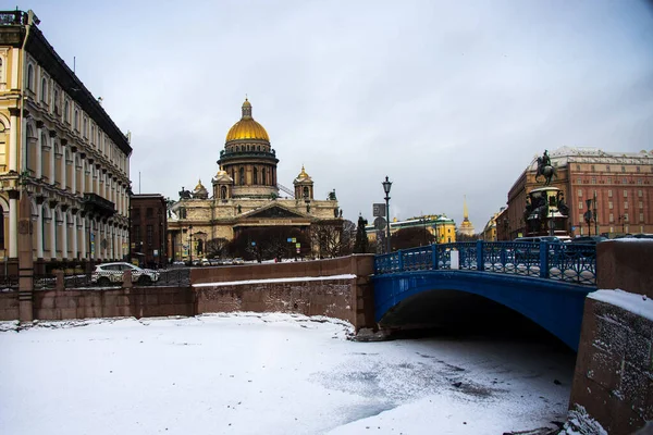 View of St. Isaacs Cathedral in winter — Stock Photo, Image