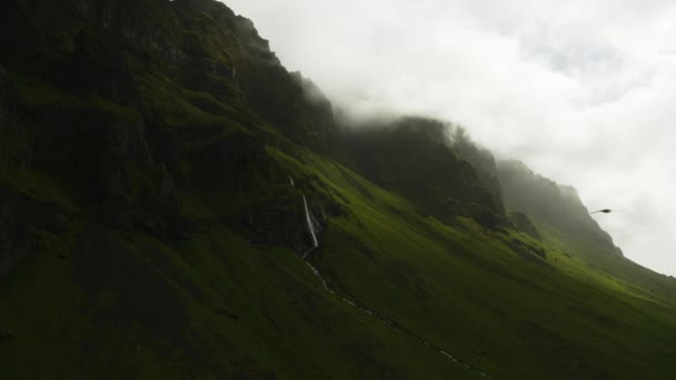 緑の山脈の雲の近くを飛ぶ鳥の空の景色 Hvolsvelli アイスランド — ストック動画