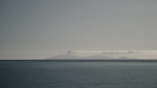Vista Panorámica Del Volcán Humeante Lejano Desde Océano Montserrat — Vídeos de Stock