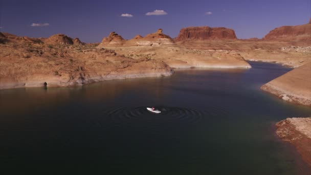 Повітряний Вид Людини Коливається Дошці Озері Озері Пауелл Штат Арізона — стокове відео