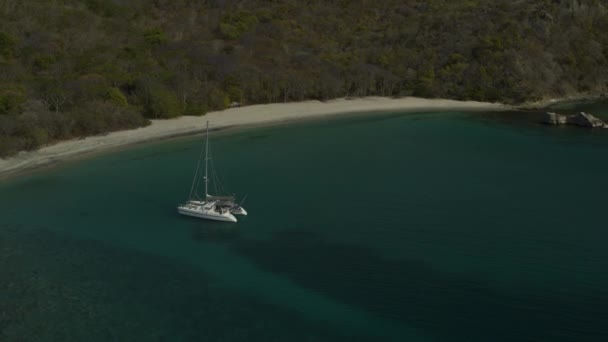 Vista Aérea Zoom Barco Catamarã Baía Perto Costa Baía Anse — Vídeo de Stock