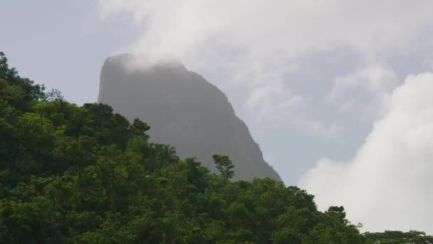 Zeitraffer Von Wolken Die Über Bäume Auf Felsformationen Wehen Moorea — Stockvideo