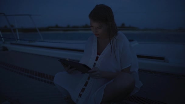 Γυναίκα Κάθεται Στην Παραλία Νύχτα Βλέποντας Ψηφιακή Ταμπλέτα Tobago Cays — Αρχείο Βίντεο