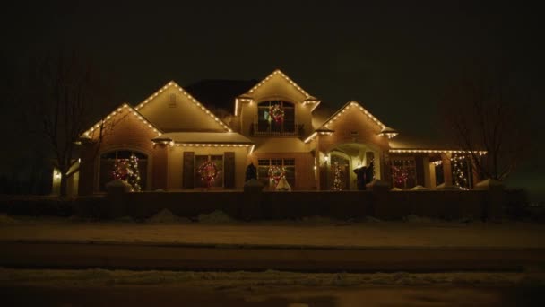 Zoom Festive House Christmas Decorations Illuminated Night Street Cedar Hills — Stock Video