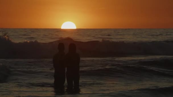 Ζευγάρι Κυματίζει Στα Κύματα Του Ωκεανού Θαυμάζοντας Ηλιοβασίλεμα San Blas — Αρχείο Βίντεο