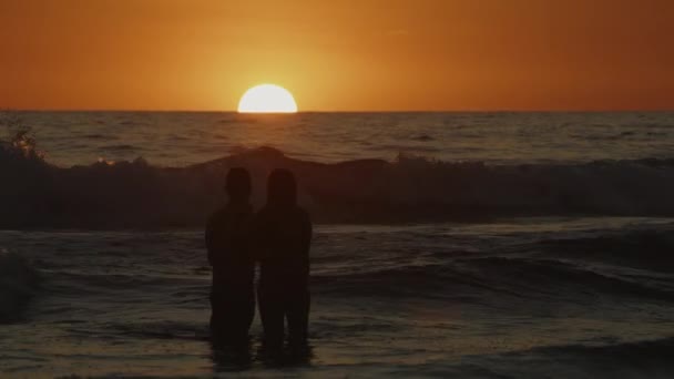 Pareja Vadeando Las Olas Del Océano Admirando Atardecer San Blas — Vídeos de Stock