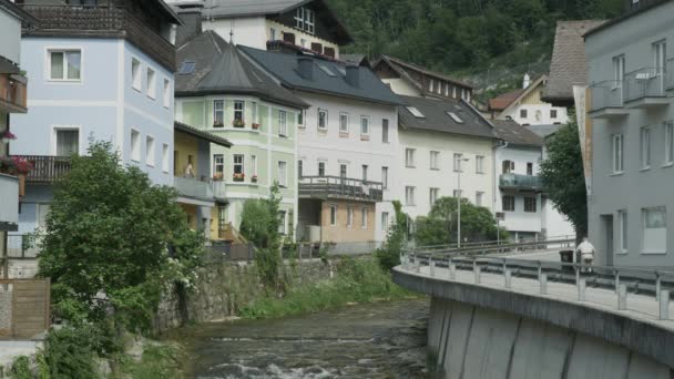 Amplio Plano Del Río Que Fluye Ciudad Ebensee Austria — Vídeos de Stock
