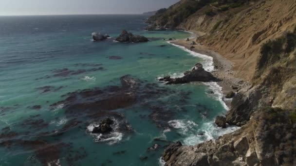 Вид Воздуха Океанские Волны Скалах Вблизи Побережья Биг Сур Калифорния — стоковое видео