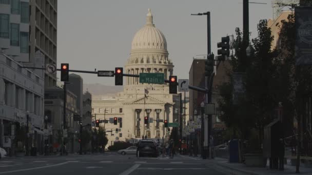 Drivers Pedestrians Red Light Intersection Capitol Building Boise Idaho Egyesült — Stock videók