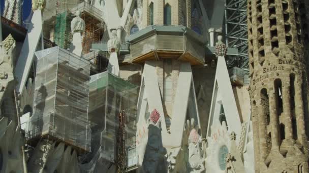 Sagrada Familia Barcelona Spanya Nın Süslü Kulelerine Doğru Eğil — Stok video