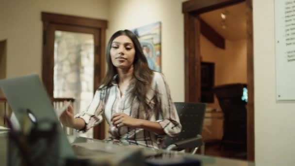 Mujer Sosteniendo Papel Rodando Silla Oficina Luego Escribiendo Ordenador Portátil — Vídeos de Stock