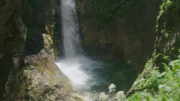 Amplo Tiro Cachoeira Salpicando Piscina Flattach Áustria — Vídeo de Stock