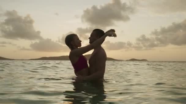 Romantic Couple Hugging Kissing Ocean Sunset Jamesby Island Tobago Cays — Stock Video