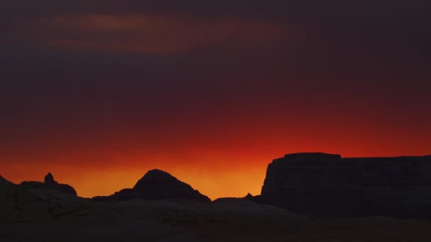 Rök Över Silhuetten Klippformation Dramatisk Himmel Vid Solnedgången Glen Canyon — Stockvideo