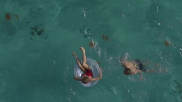 Letecký Pohled Muže Naklápějící Ženu Nafukovací Trubici Oceánu Tobago Cays — Stock video