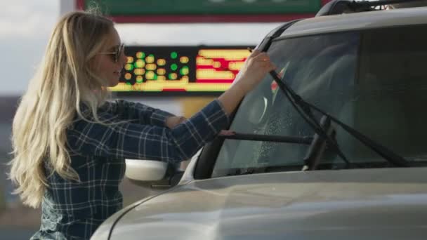 Donna Pulizia Parabrezza Auto Con Tergicristallo Alla Stazione Servizio Hanksville — Video Stock