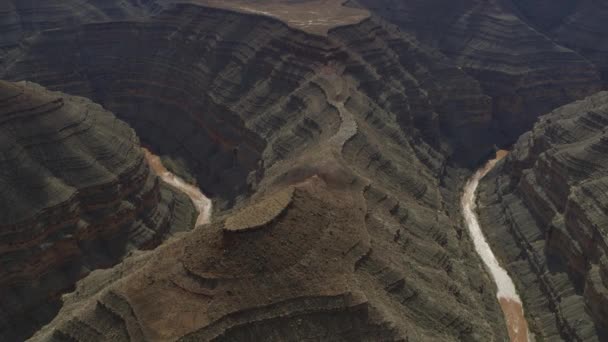 Lucht Flyover Panning Shot Van Rivier Canyon Landscape Mexican Hat — Stockvideo