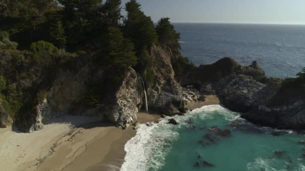 Flygfoto Över Vågor Stänk Stenar Havet Nära Vattenfall Big Sur — Stockvideo