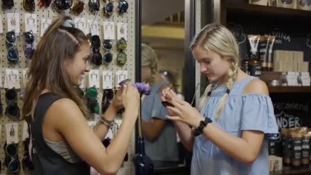 Chicas Buscando Gafas Sol Una Tienda Minorista Provo Utah Estados — Vídeos de Stock