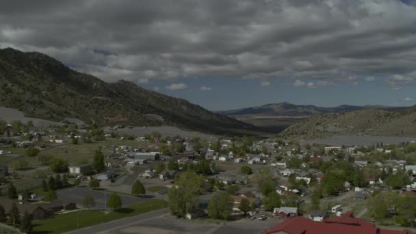Terbang Melintasi Kota Pegunungan Eureka Utah Amerika Serikat — Stok Video