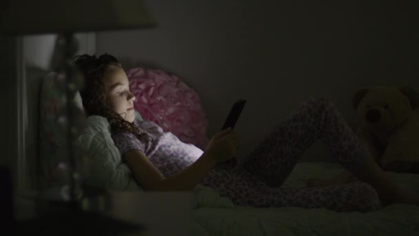 Medium Shot Window Girl Reading Digital Tabletti Bed Night Provo — kuvapankkivideo