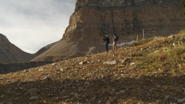 Flyover View Couple Photographing Mountain Landscape Mount Timpanogos Utah Stany — Wideo stockowe