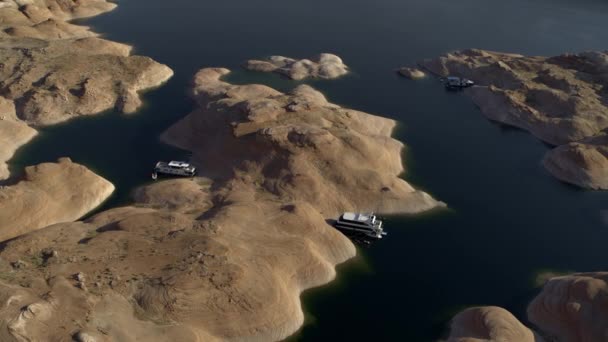 Flyg Överflygning Båtar Vid Stranden Sjön Glen Canyon National Park — Stockvideo