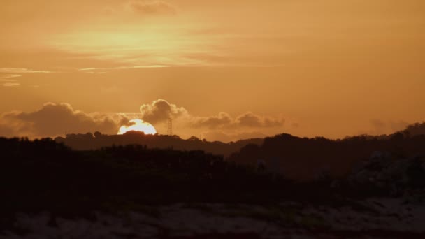 Pôr Sol Sobre Silhueta Paisagem Sob Céu Laranja Tobago Cays — Vídeo de Stock