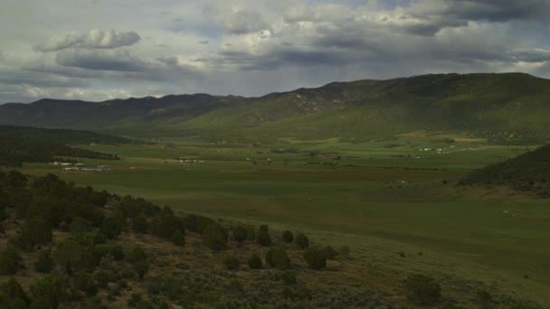 美国犹他州春城山区附近绿地的宽阔的立交桥景观 — 图库视频影像