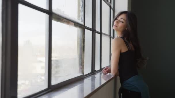 Medium Shot Woman Lachend Daydreaming Window Draper Utah Verenigde Staten — Stockvideo