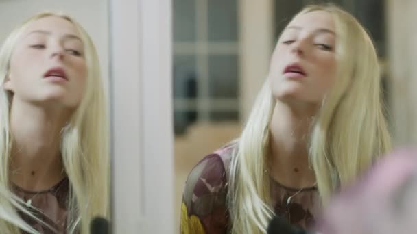 Close Reflexão Menina Aplicando Maquiagem Rosto Com Escova Espelho Highland — Vídeo de Stock