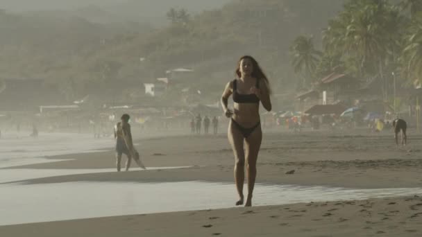Aproximando Mulher Correndo Praia Oceano San Blas Libertad Salvador — Vídeo de Stock