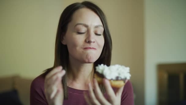 笑顔の女性食べるチョコレートドーナツとともにホイップクリーム マレー ユタ州 アメリカ — ストック動画