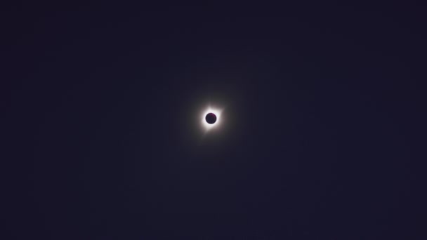 Eclipse Solar Total Distante Cambiando Para Revelar Destello Lente Brillante — Vídeos de Stock