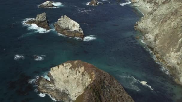 Letecký Pohled Oceánské Vlny Skalách Poblíž Pobřeží Big Sur California — Stock video