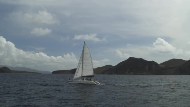 Catamarã Distante Oceano Fluindo Perto Ilha Ilha Ronde Granada — Vídeo de Stock