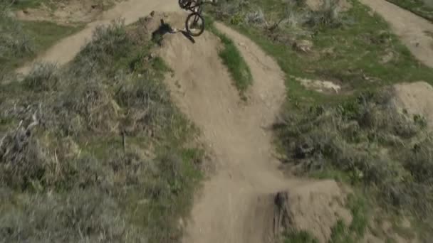 美国犹他州盐湖城的自行车公园 男孩骑自行车和跳自行车的空中照片 — 图库视频影像