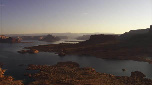 日落时的岩层和湖泊空中景观 美国亚利桑那州鲍威尔湖 — 图库视频影像