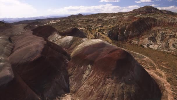 Luftaufnahme Von Bergen Abgelegener Wüstenlandschaft Caineville Utah Vereinigte Staaten — Stockvideo