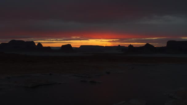 Çölde Dramatik Gökyüzü Altındaki Kaya Oluşumlarının Siluetinin Üzerinde Gün Batımı — Stok video