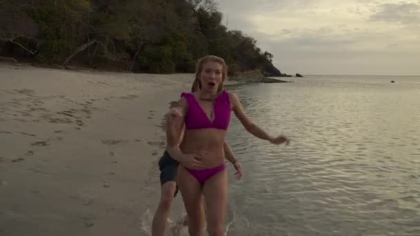 Slow Motion Tracking Shot Man Chasing Woman Beach Dunking Her — стокове відео