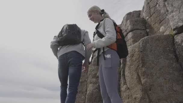 Spårning Backpacking Hoppa Från Klippformation Kirkjubaejarklaustur Island — Stockvideo