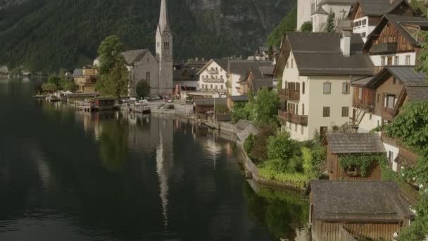 Široký Záběr Kostela Nábřeží Jezera Hallstatt Rakousko — Stock video