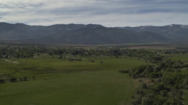 Pemandangan Terbang Lintas Udara Dari Lahan Pertanian Dekat Pegunungan Spring — Stok Video