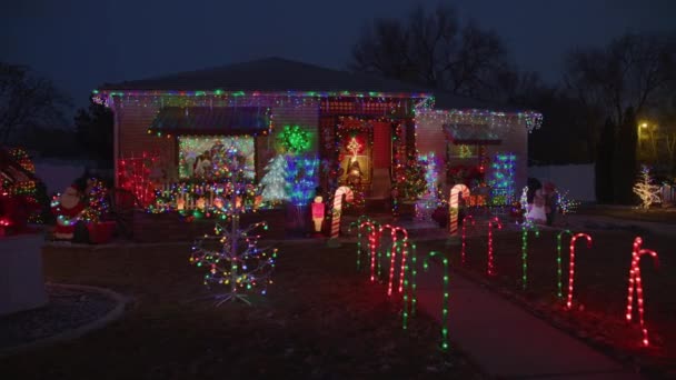 Panning Záběr Slavnostního Domu Vánoční Výzdobou Osvětlené Noci American Fork — Stock video