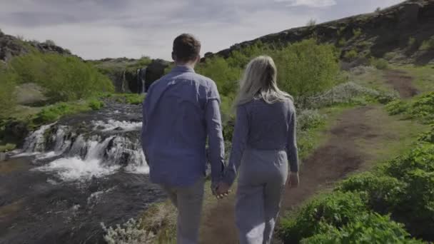 Långsam Rörelse Romantiska Par Sightseeing Nära Vattenfall Island — Stockvideo